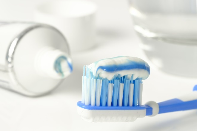 你應該在擠牙膏前或後，弄濕牙刷呢？