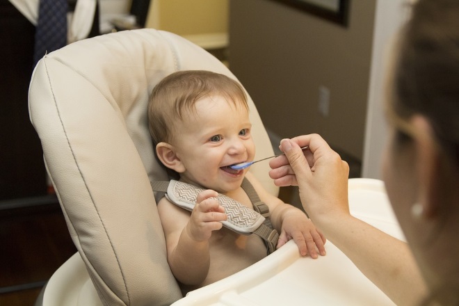 早餵吃固體食物，有助寶寶睡得好？