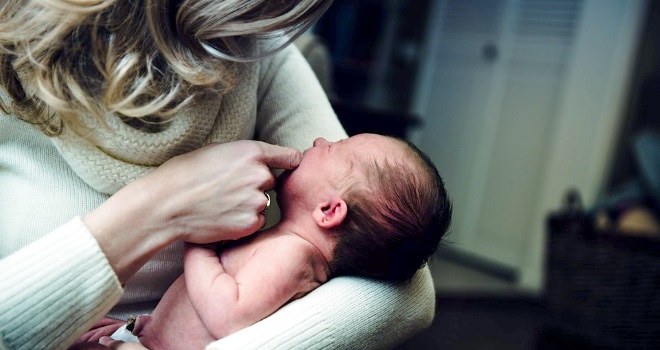 為什麼媽媽都愛抱寶寶到自己的左手邊？