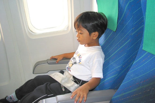 同小朋友坐飛機旅行？專家教你點樣有個愉快旅程