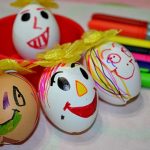 markers-and-eggs-shells-play